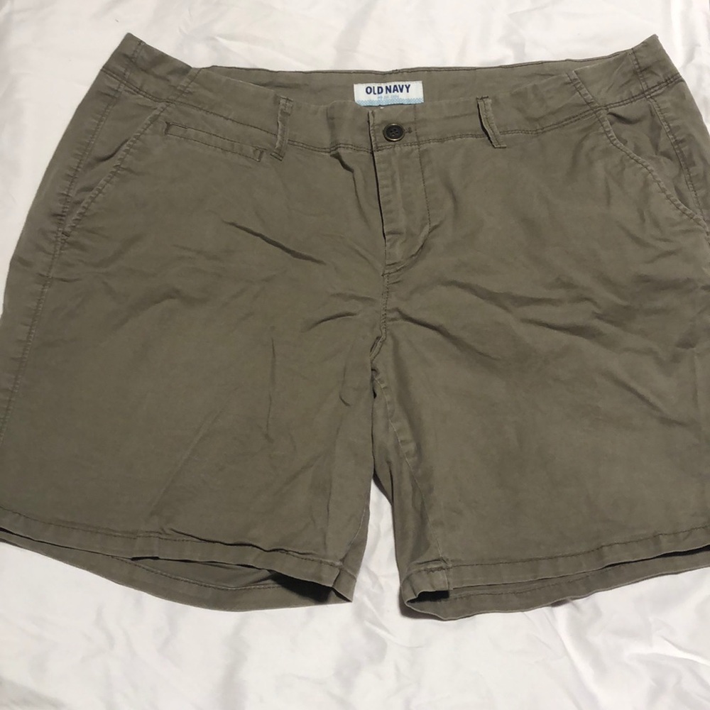 Women’s Old Navy khaki shorts